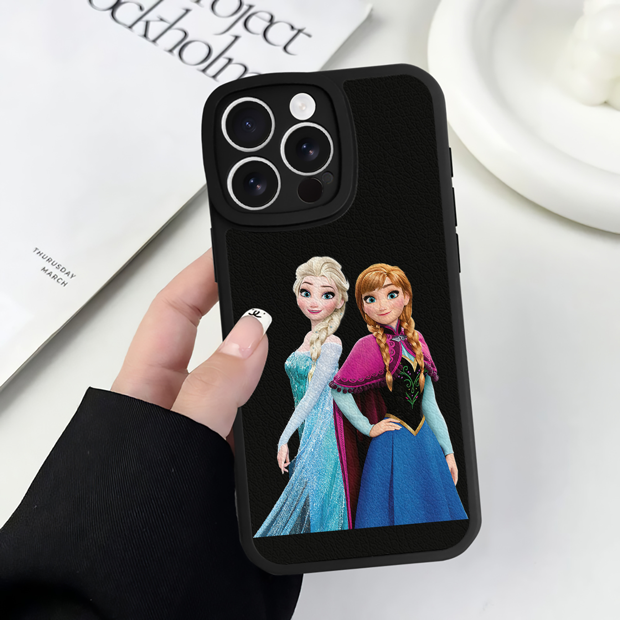 （画像用） アナと雪の女王 アンナ エルサ Frozen Anna Elsa 【iPhone 16シリーズ対応】シリコンスマホケース（レザー調） 材質：シリコン